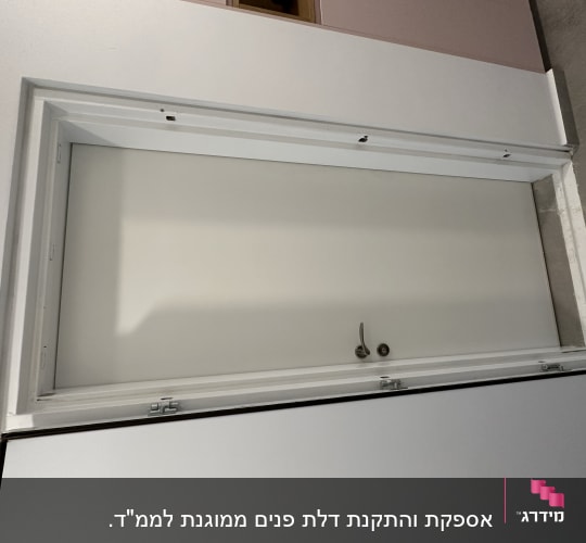 דלת לבנה עם ידית מתכת ומסגרת לבנה